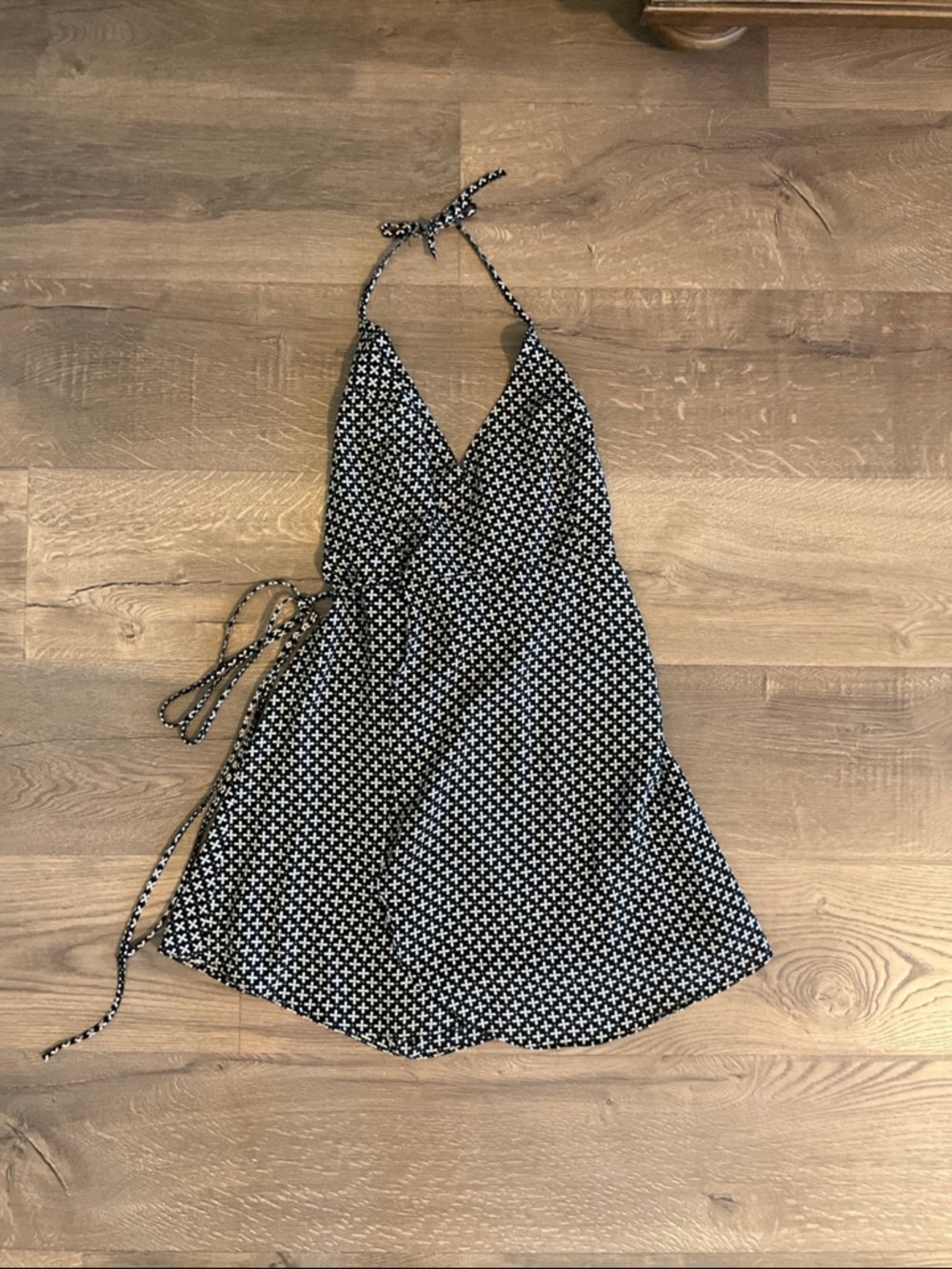 Oliveaceous black, white daisy print sleeveless wrap mini dress, M